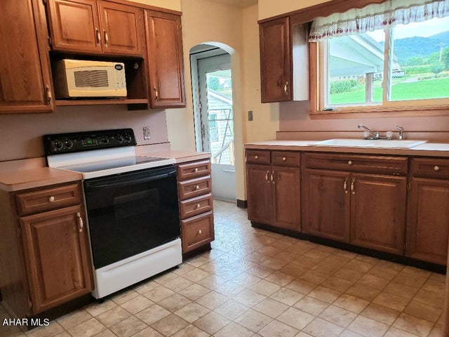 915 1st Street, Roaring Spring, Blair, Pennsylvania, United States 16673, ,Residential,For sale,1st Street,1330